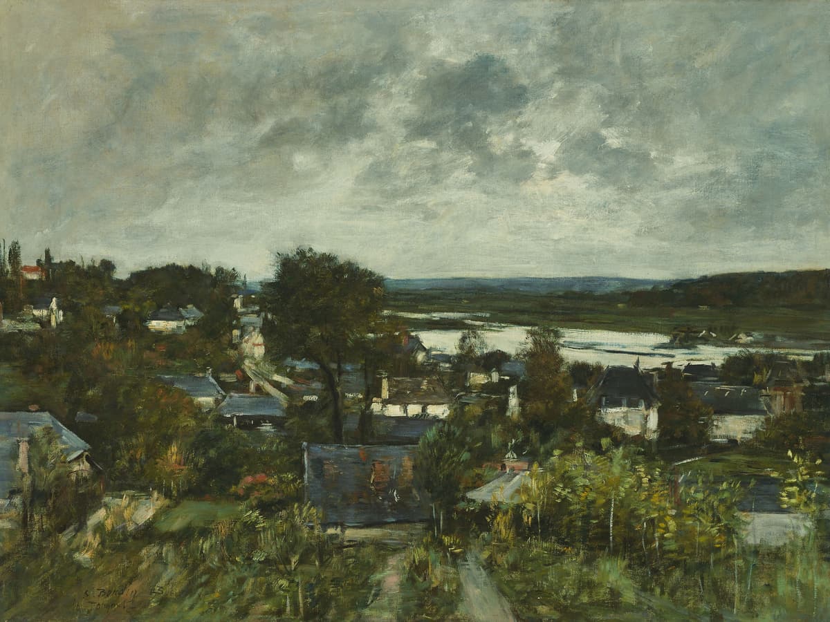 Tableau : vue plongeante depuis une pente boisée sur des maisons, des jardins et, au loin, la vallée et la rivière sous un ciel chargé.